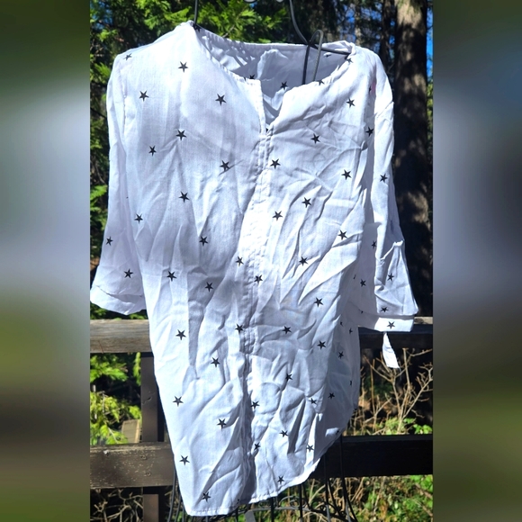 Unbranded Tops - Unbranded White Star-Patterned womens Shirt szM